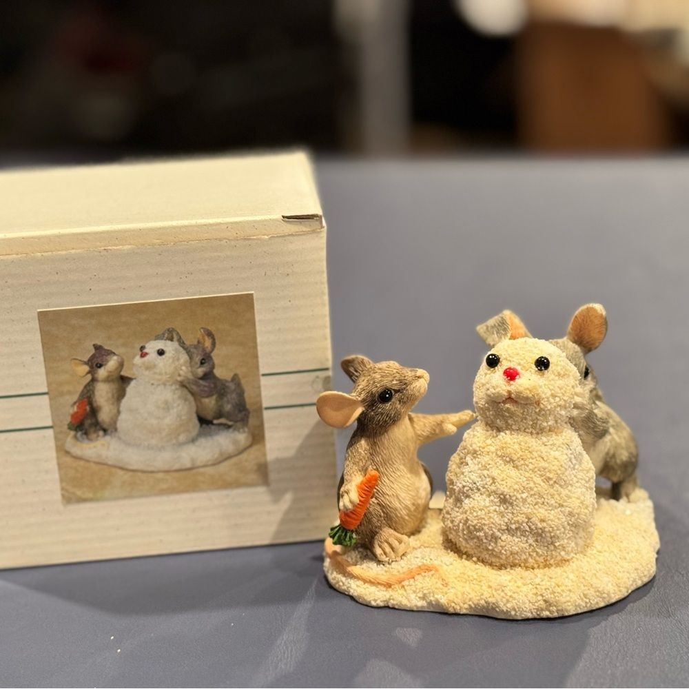 “Charming Tails" figurine “Building a Snowbunny"